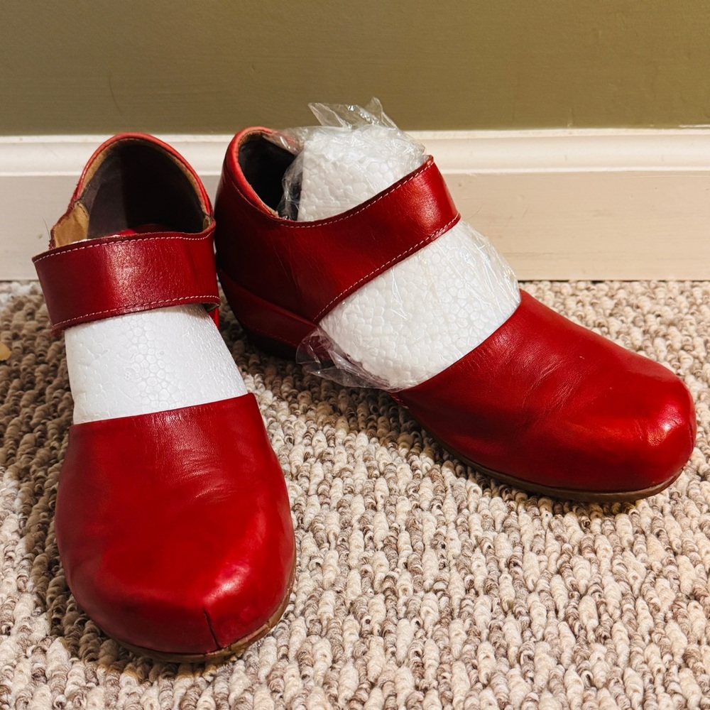 Bright Red L’Artiste Leather Sassy Comfortable Mary Jane Style Shoes! - Picture 2 of 16